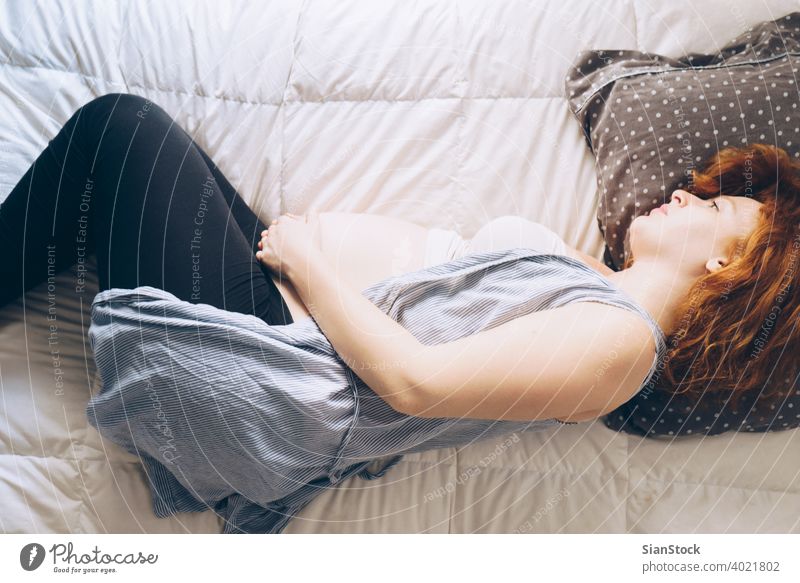 Schöne schwangere Frau liegt im Bett, Ansicht von oben Schwangerschaft Morgen jung Mädchen Sommersprossen Kopfkissen Sonntag entspannend sich[Akk] entspannen