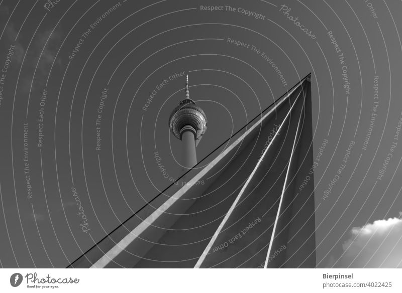 Berliner Fernsehturm mit Teil der ausladenden Dachkonstruktion am Fuß des Tums Alexanderplatz Panoramastraße Kugel Dreieck Geometrie Turm Konstruktion Fernsehen