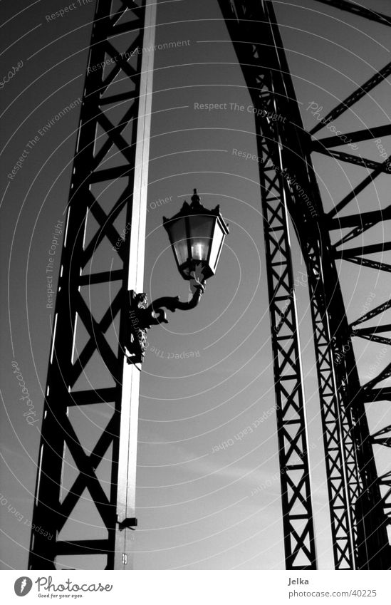 alte Elbbrücke Lampe Harburg Deutschland Europa Brücke elegant Süderelbe Wilhelmsburg Laterne Brückenpfeiler Brückengeländer Elbe brückengerüst Schwarzweißfoto