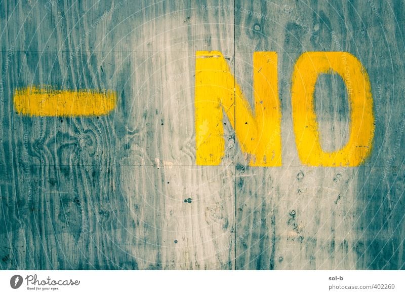 NCH | negativ Stadtzentrum Mauer Wand rebellisch blau gelb Unlust trotzig Holz Graffiti Schilder & Markierungen angemalt Holzplatte verbrettert Belehrung