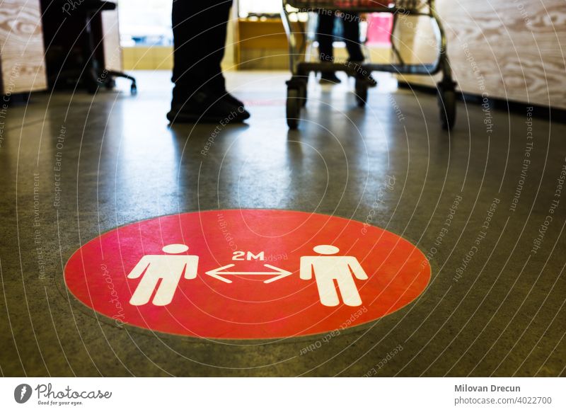 Rotes rundes Schild auf Boden bei Supermarkt gedruckt 2m 6ft Beratung abgesehen Gegend Pflege Vorsicht Kasse Korona Coronavirus Abfertigungsschalter COVID