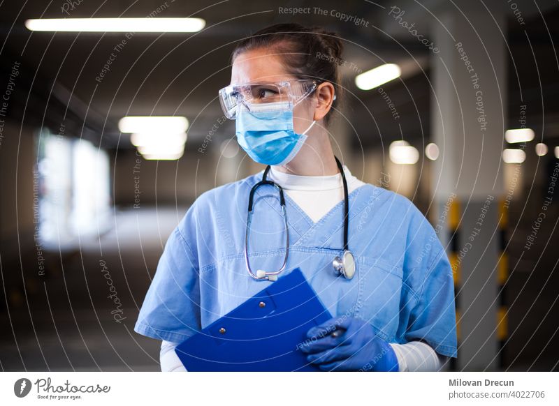 Porträt eines Arztes im mobilen Testzentrum Unterstützung Krankenwagen blau Pflege Kaukasier Klinik Zwischenablage selbstbewusst Korona Coronavirus COVID
