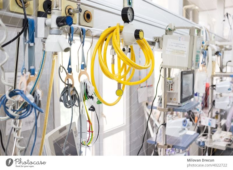 Krankenhausstation mit Beatmungsgeräten Unterstützung Hintergrund Bett Pflege Sauberkeit Klinik Coronavirus Gerät Krankheit ecg Elektrokardiogramm Notfall