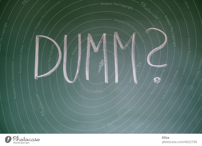 Dumm? - Frage auf Tafel geschrieben ungebildet Bildung bildungsfern nicht verstehen ratlos Irritation Wort Beleidigung benachteiligt geistlos dämlich blöd