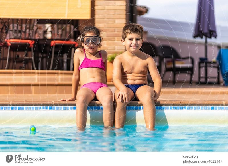 Zwei lustige Kinder auf einem Poolside aktiv Aktivität bezaubernd aqua blau Junge Bruder Kaukasier Kindheit niedlich Saum Familie Freunde Freundschaft Mädchen