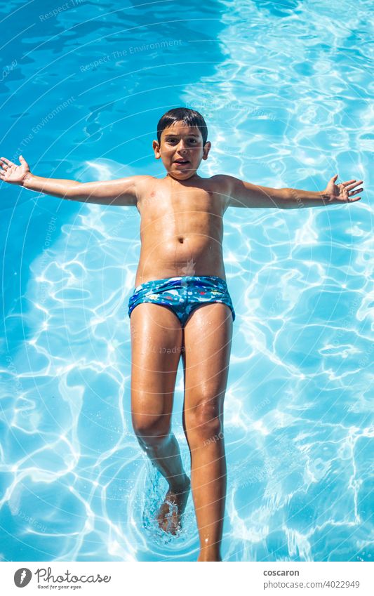 Junger Junge springt auf einen Pool Aktion aktiv Aktivität blau Kind Kindheit niedlich Sinkflug Tropfen Emotion aufgeregt Explosion Spaß lustig Spiel Brille
