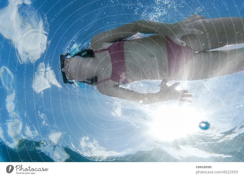 Kleines Mädchen beim Tauchen in einem Pool. Ansicht von unten. aktiv schön darunter Bikini blau Kaukasier Kind Kindheit niedlich Sinkflug Genuss Gesicht Spaß