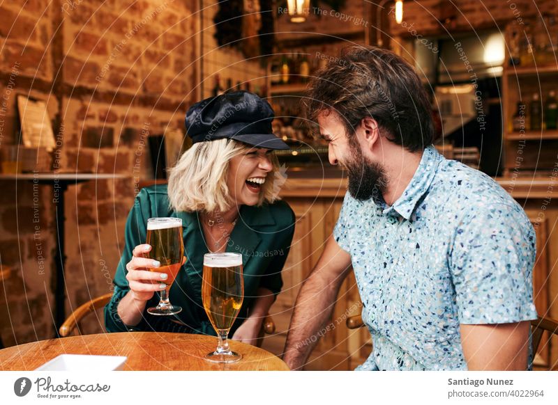 Kaukasisches Paar bei einem Drink in einer Bar. Erwachsener Frau Mann Menschen Glück Restaurant Lifestyle männlich zwei Kaukasier schön Fröhlichkeit
