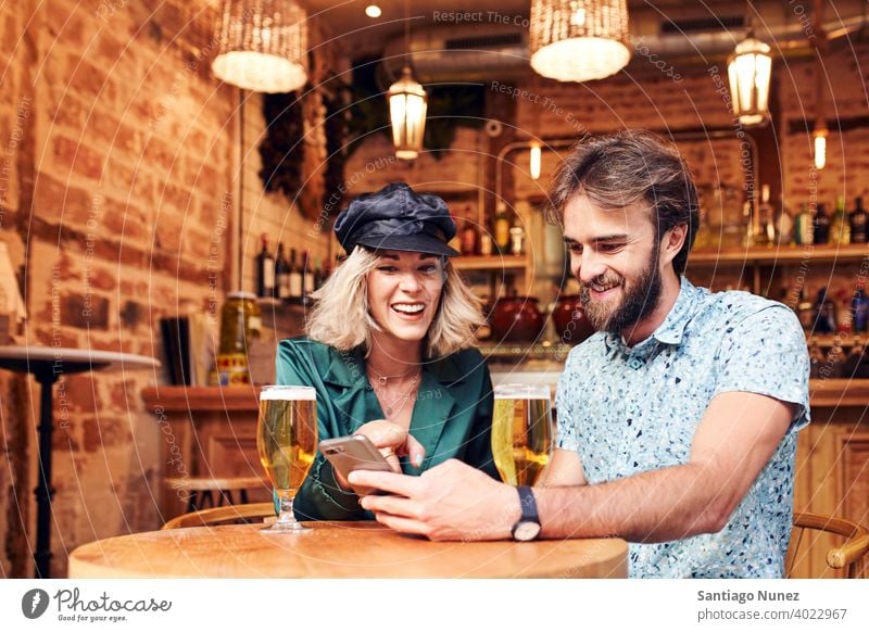 Kaukasisches Paar bei einem Drink in einer Bar. Erwachsener Frau Mann Menschen Glück Lifestyle männlich zwei Kaukasier schön Zusammensein trinken Lächeln Liebe