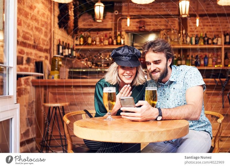 Kaukasisches Paar bei einem Drink in einer Bar. Erwachsener Frau Mann Menschen Glück Lifestyle männlich zwei Kaukasier schön Zusammensein trinken Lächeln Liebe