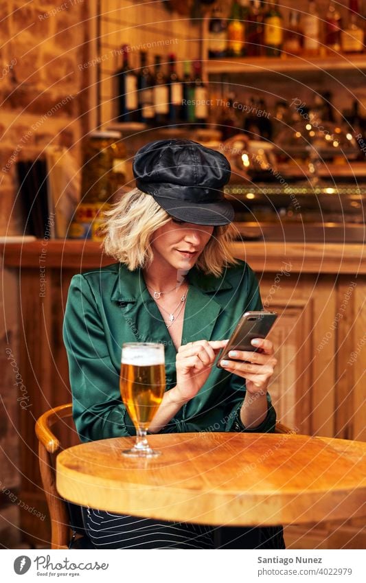 Frau schaut in einer Bar auf ihr Smartphone. Paar Erwachsener Glück Restaurant Lifestyle Kaukasier schön Fröhlichkeit trinken Spaß Freude romantisch