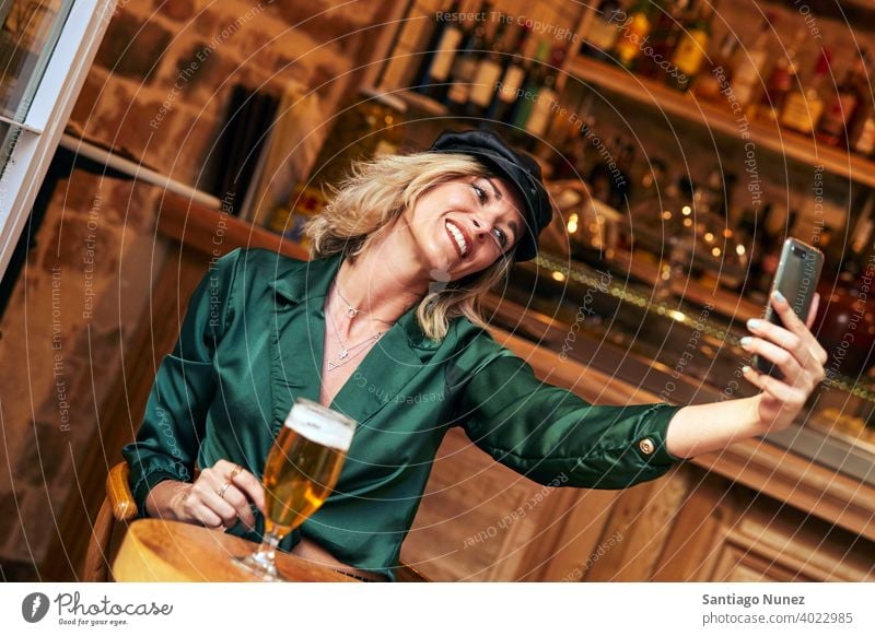 Frau macht ein Selfie in einer Bar. Paar Erwachsener Glück Restaurant Lifestyle Kaukasier schön Fröhlichkeit trinken Lächeln Spaß Liebe Freude Feier Datierung