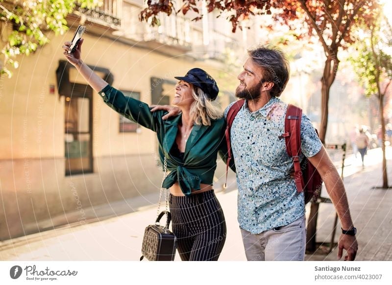 Paar zu Fuß auf der Straße nehmen ein Selfie Erwachsener Frau Mann Menschen Glück Lifestyle männlich zwei Kaukasier schön Fröhlichkeit Zusammensein trinken