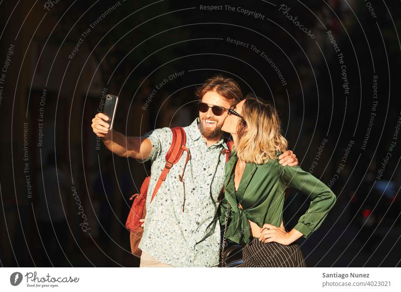Paar zu Fuß auf der Straße nehmen ein Selfie Erwachsener Frau Mann Menschen Glück Lifestyle männlich zwei Kaukasier schön Fröhlichkeit Zusammensein Lächeln Spaß