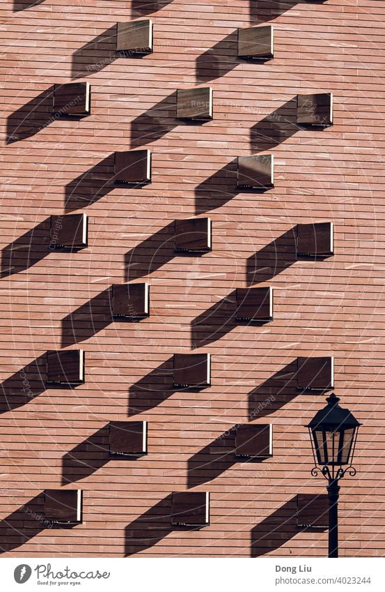 Wand, Straßenlaterne, modernes Gebäude in Frankfurt am Main Kunst Architektur Strukturen & Formen Sonnenlicht Schatten