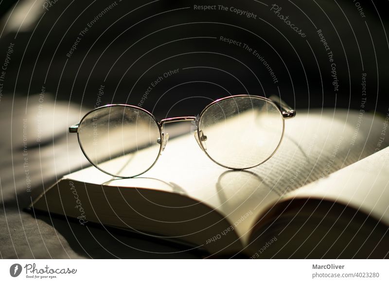Brille auf einen Buch. Ein Buch Lesen. Wissen. Weisheit lesen Lesen eines Buches Lesebrille studierend Bildung lernen Literatur Bibliothek Information