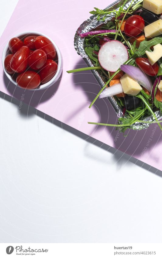 Gesunder veganer Salat zum Mitnehmen im Alubehälter Salatbeilage Lebensmittel gesunde Ernährung frisch Kasten wegnehmen Spinat Rucola Möhre Kirschtomaten