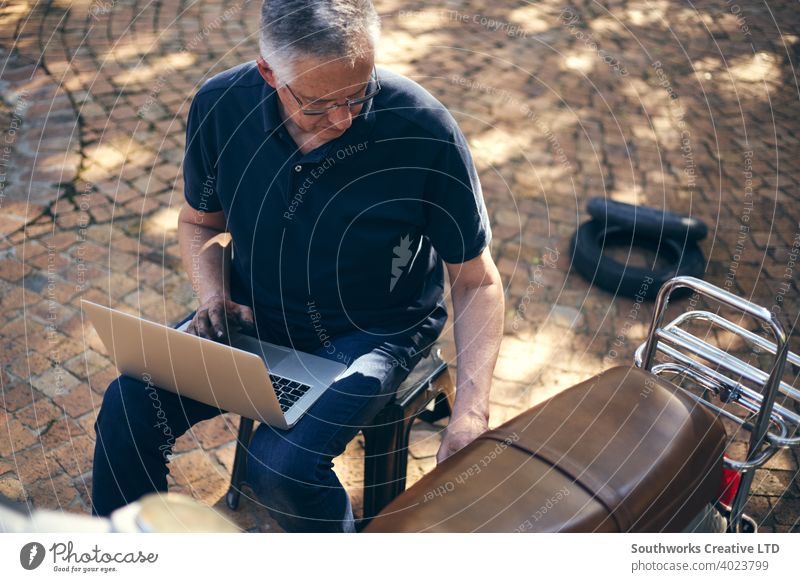 Kleingewerbetreibender Mechaniker mit Laptop Kaukasier männlich Mann 60's Hobby Hobbyisten offen authentisch Menschen Heim-Hobbys Handwerk Person wirklich