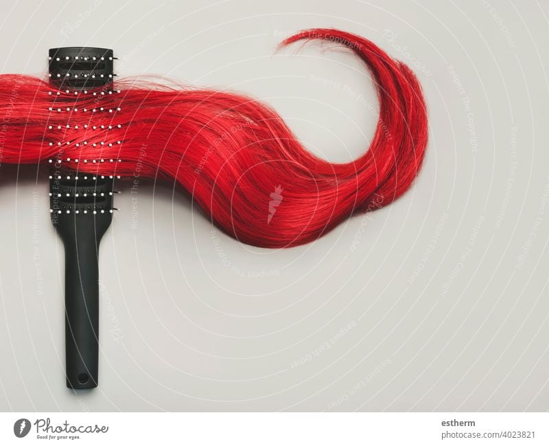 Haarbürste mit Locke von weiblichen roten Haaren.Friseur Salon und Frisuren Konzept Friseursalon Haarschnitt Verlängerung Friseure Stil Bürste Zubehör Trockner