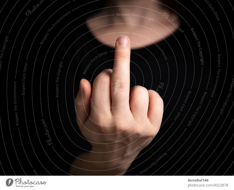 Hand flipping den Finger, Mittelfinger nach oben, Hand gestikuliert auf dunklem Hintergrund, Aggression, wütend, Hand, fuck off Symbol Konzept Zeichen