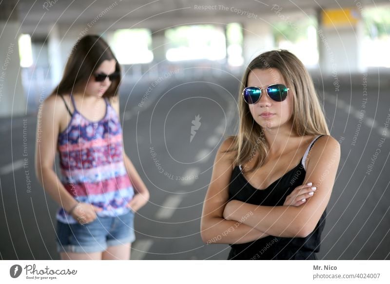 cooles Duo Porträt Lifestyle Sonnenbrille Coolness Blick Mode langhaarig verschränkte Arme stehen attraktiv gutaussehend Körperhaltung Jugendliche trendy Straße