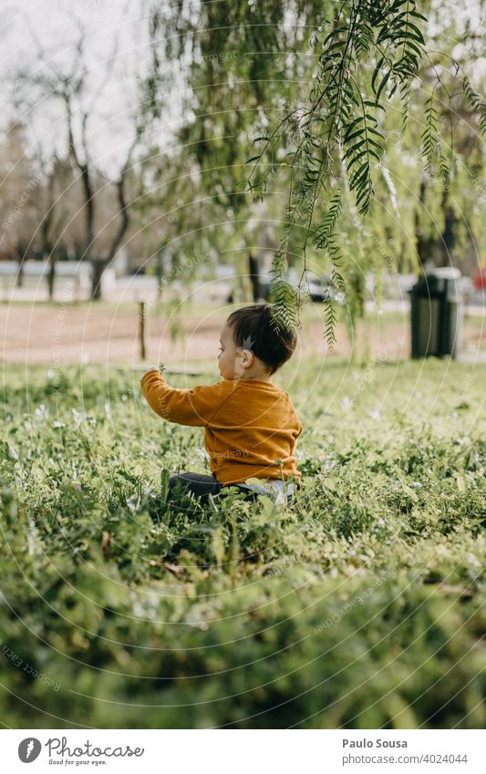 Kleinkind spielt im Park Kind Kindheit Frühling Frühlingstag Tag Menschen Sommer Farbfoto Außenaufnahme Natur erkunden Neugier Kaukasier niedlich Baum Freude