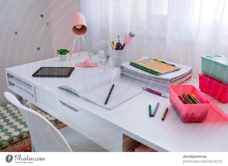 Weißer Schreibtisch im Mädchenzimmer weißer Schreibtisch Gerät Coronavirus Hausaufgabe Notebook Sperrung Flasche für Handdesinfektionsmittel Gesichtsmaske