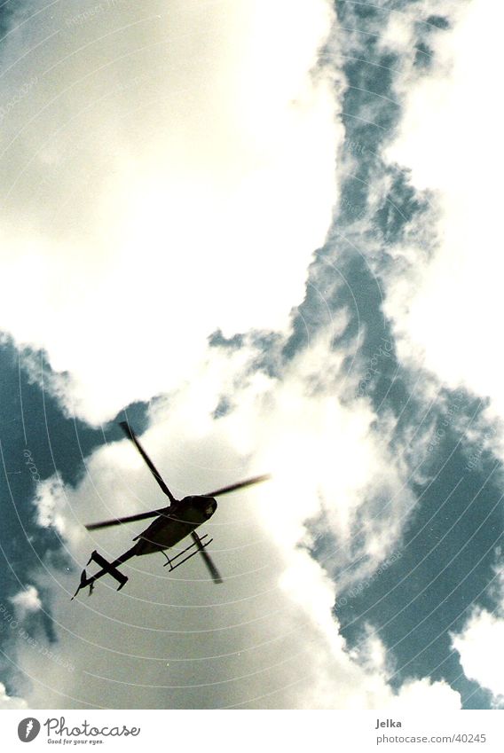 Hubschrauber Luftverkehr Himmel Wolken Fluggerät Bewegung Farbfoto Menschenleer Textfreiraum oben Kontrast Gegenlicht