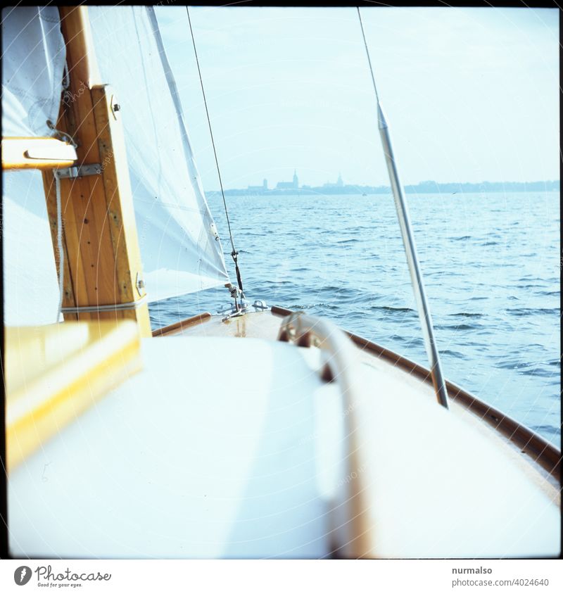 HST vorraus Strahlsund Sund segeln Segelboot segelsport Jollen Ostsee Meer Rügen hansestadt siluette Kirchturm Urlaub Sommer freiheit Wind taumelndes Vorschiff