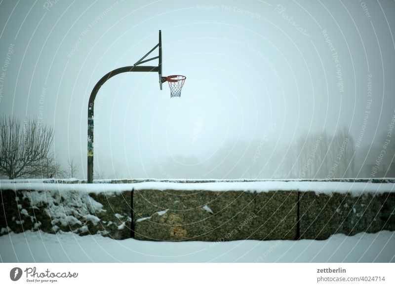 Baluschekpark mit Basketballkorb baluschek park baum berlin deutschland diesig dunst eis februar feierabend ferien frost hauptstadt himmel kalt kälte