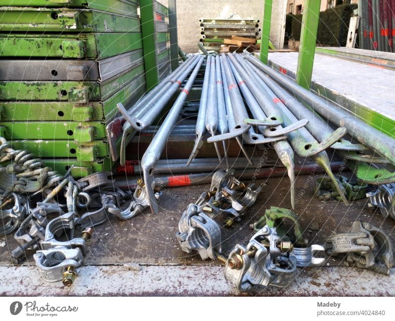 Eisenstangen und Verbindungsteile eines Baugerüst auf der Ladefläche eines Lastwagen an einer Baustelle in Frankfurt am Main Bockenheim in Hessen Gerüst