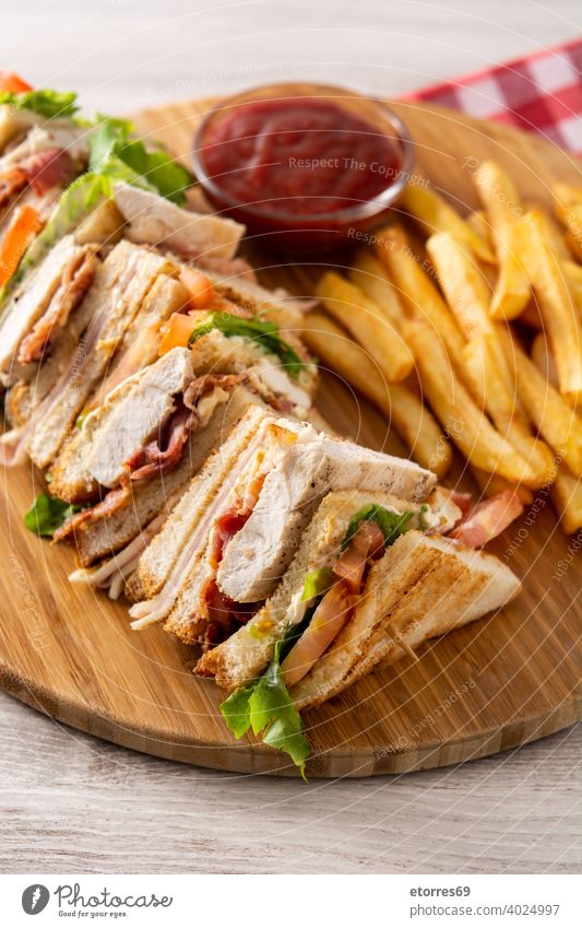 Club-Sandwich und Pommes frites amerika Speck Brot Käse Hähnchen emeal Fastfood Lebensmittel Fries Schinken selbstgemacht vereinzelt Ketchup Salat Mittagessen