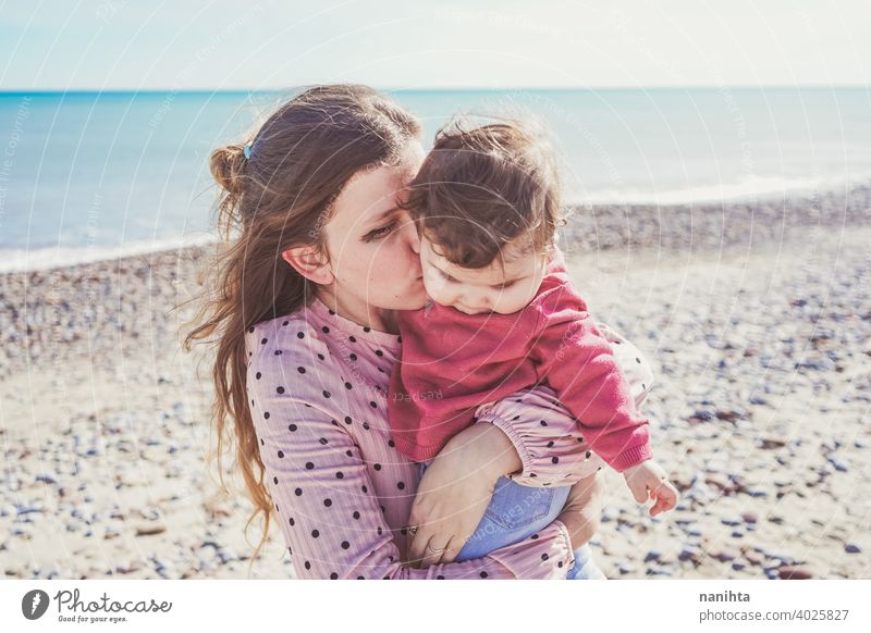 Glückliche Familie Moment einer jungen Mutter genießt einen Tag am Strand mit ihrem Baby Liebe Feiertage Mama Fröhlichkeit Lifestyle Leben Sonne sonnig Sommer