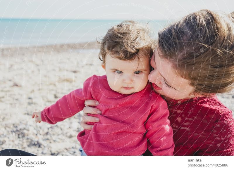 Glückliche Familie Moment einer jungen Mutter genießt einen Tag am Strand mit ihrem Baby Liebe Feiertage Mama Fröhlichkeit Lifestyle Leben Sonne sonnig Sommer