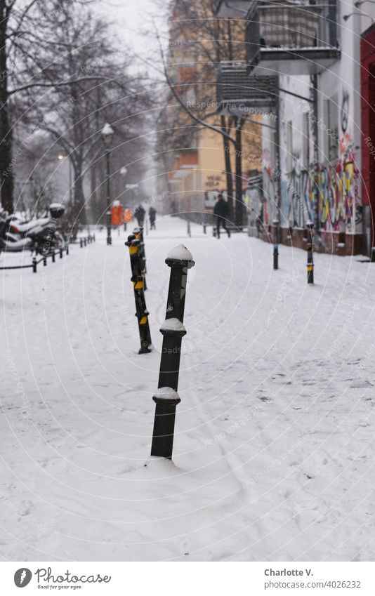Berlin im Winter Schnee Poller Stadt Graffiti verschneit streetfotografie gehsteig Straßenszene kalt winterlich weiß Kälte Schneelandschaft Schneedecke