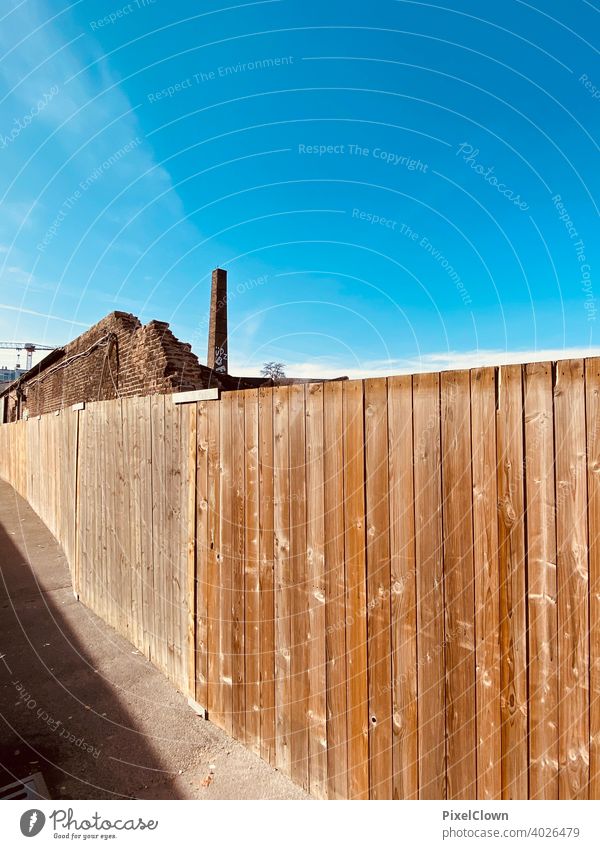 Bauzaun vor einem Industriegelände Zaun Holz Holzbrett Wand Menschenleer Holzwand Braun, Fassade Strukturen & Formen Farbfoto
