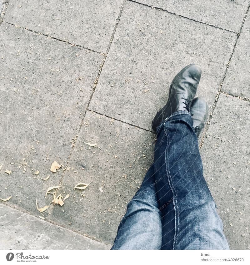 laid-back I Jeans Hose Beine Schuhe Steinplatten urban stehen angelehnt überkreuz warten entspannen laub Herbstreste gehweg Bürgersteig