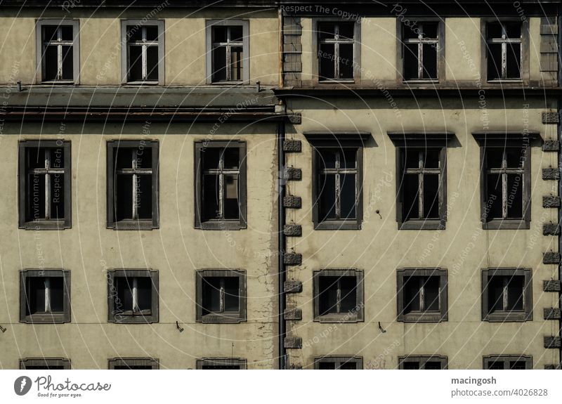 Fassade in Breslau polen breslau fassade fenster niemand menschenleer muster struktur gebäude alt urban architektur kontrast regelmäßig fensterkreuz kreuze