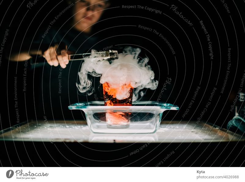 Ein junger Student experimentiert mit Trockeneis Experiment experimentierend Wissenschaften Wissenschaftsmuseum Verdunstung Rauch Rauchwolke Explosion