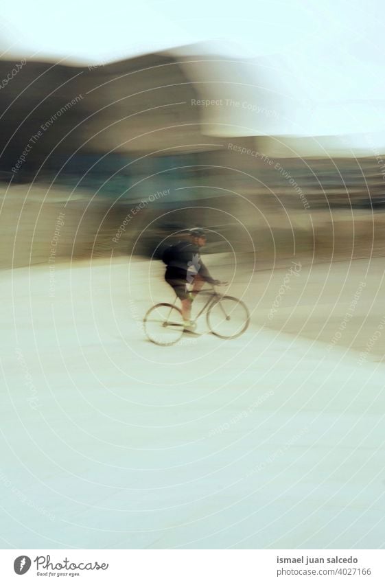 verschwommener Radfahrer in der Stadt, Verkehrsmittel Biker Fahrrad Transport Sport Fahrradfahren Radfahren Übung Aktivität Lifestyle Mitfahrgelegenheit