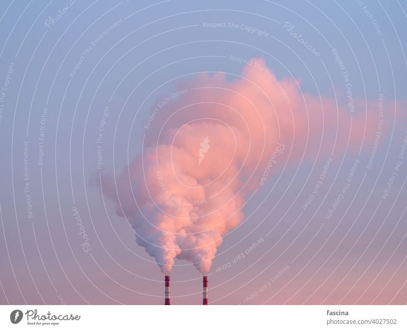 Fabrikpfeifen mit Rauch, Frost, Sonnenaufgang Verschmutzung Schornstein umgebungsbedingt Industrie Himmel Heizungsanlage frostig Kraft Air Röhren Wetter