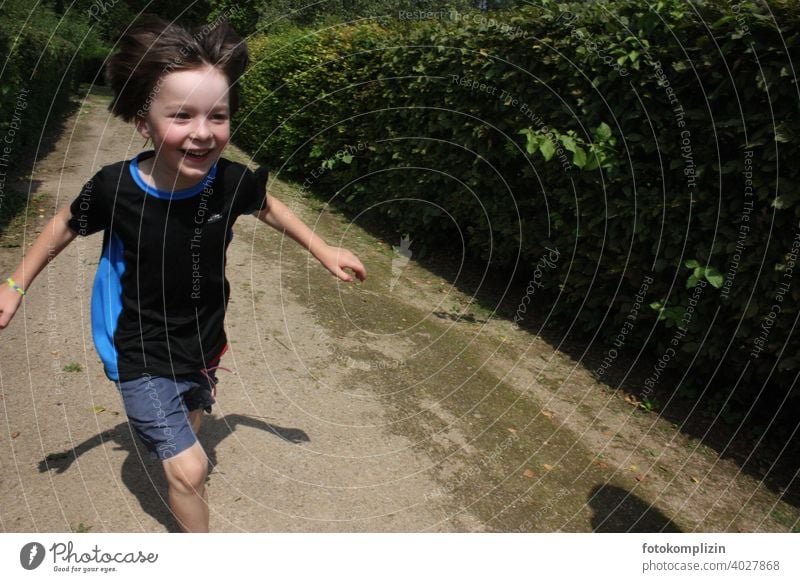 fröhlicher, lachender, laufender Junge Freude Lebensfreude Kind bewegen glücklich übermütig unbeschwert spielen Spielen Kindheit Glück Fröhlichkeit Lächeln