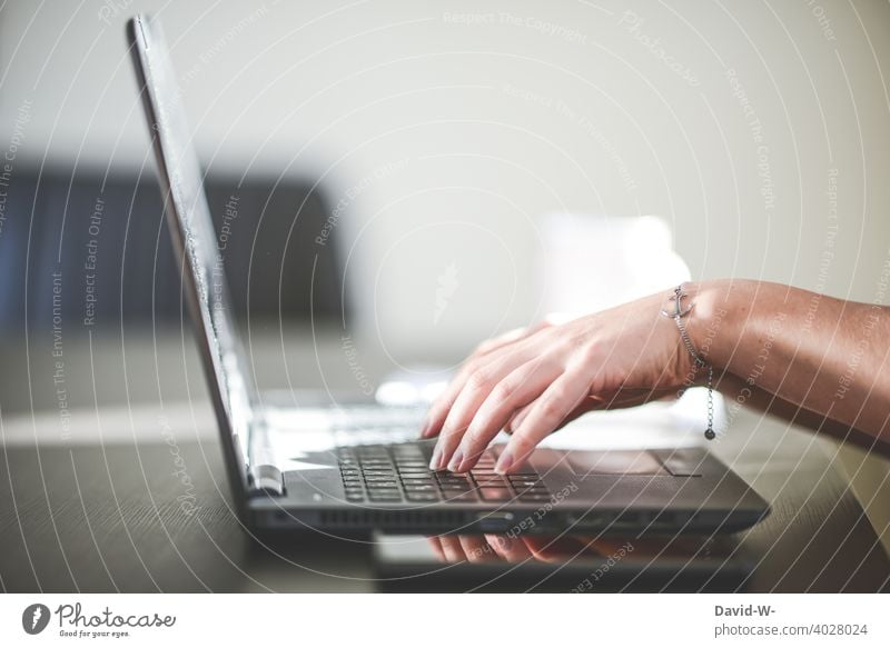 Frau arbeitet mit dem Laptop Notebook Hände arbeiten tippen Homeoffice studentin Studium online Motivation effizienz Tastatur digital Zukunft Tisch authentisch