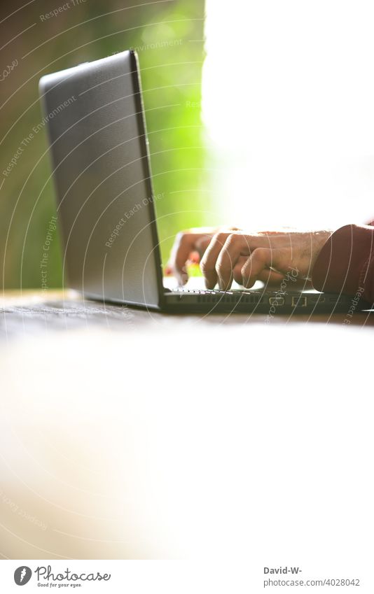 Mann sitzt am Laptop und tippt auf der Tastatur Notebook Computer Technik & Technologie Student Tippen Lifestyle arbeiten mobil online Internet Platzhalter
