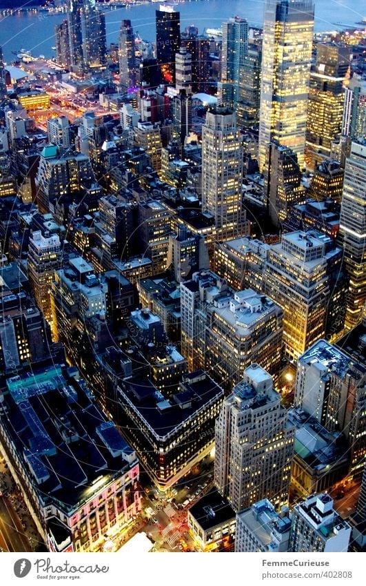 NYC (III) Stadt Hauptstadt Hafenstadt Stadtzentrum Skyline bevölkert überbevölkert Haus Traumhaus Hochhaus Bankgebäude Manhattan Beleuchtung Luftaufnahme eng