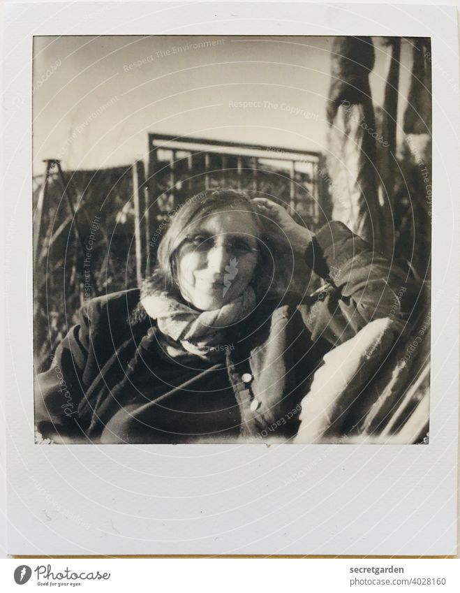 Meine Geniesser-Freundin Susanne lächeln Schwarzweißfoto entspannt entspannend sonnig genießen Brille kalt Polaroid analog Portrait Gesicht Arm sitzen Stuhl