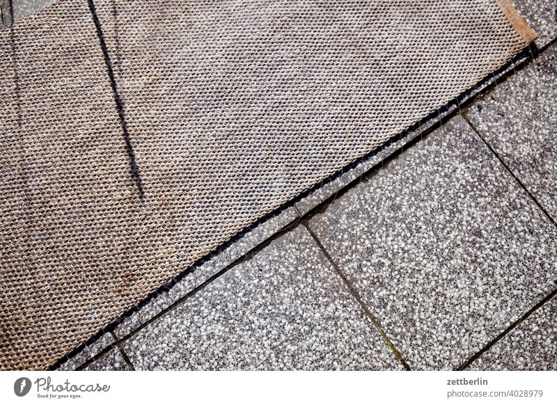 Teppich auf der Terrasse teppich gewebe textil läufer terrasse lüften luft muster dessin design mustermix unterschied boden bodenbelag frühjahrsputz sonne