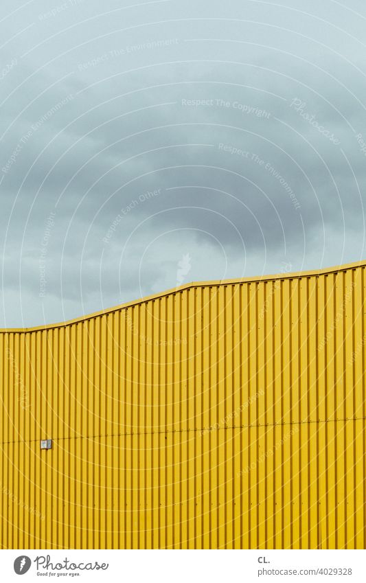 gelbe halle Halle Industriegebiet Lagerhalle abstrakt Architektur Fabrik Gebäude Himmel Gewerbegebiet Wolken Außenaufnahme Menschenleer