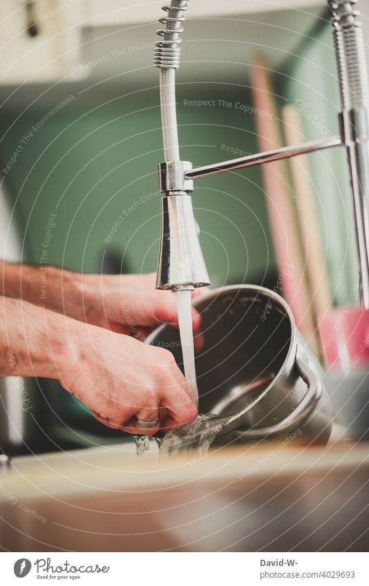 den Abwasch machen abwaschen spülen reinigen Spülbecken Mann Hausmann Ordnung Alltagsfotografie Küche Haushalt abspülen Wasser wasserverbrauch Geschirrspülen