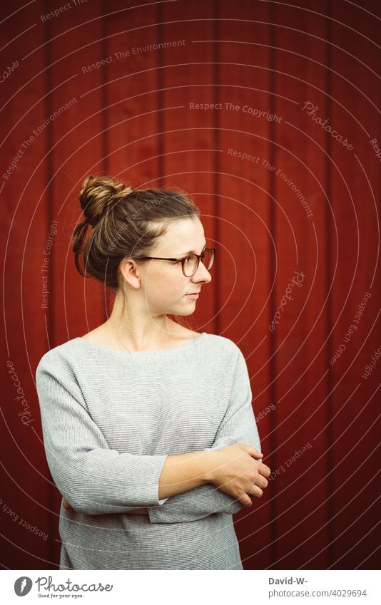 junge natürliche Frau mit Brille schaut nachdenklich zu Seite Gedanken studentin hübsch blond rot streberin Mädchen denken